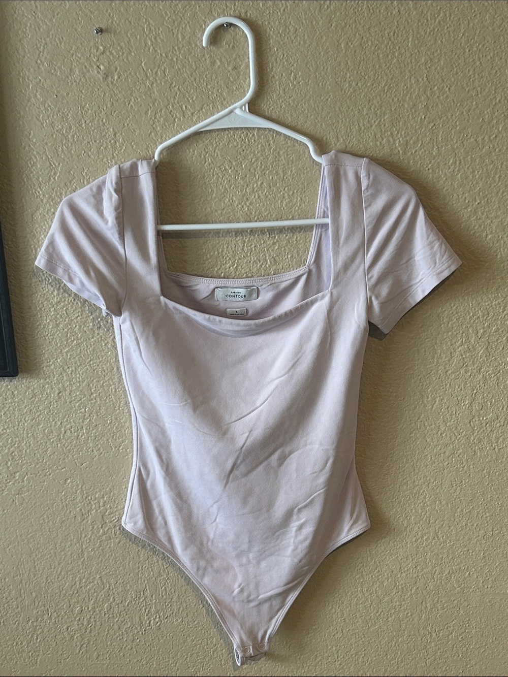 Aritzia Babaton Contour Square Neck Short Sleeve Bodysuit Pink Size Small